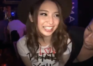 ビッチ系巨乳ギャルが店内で中出し！抵抗ゼロの衝撃エロ動画