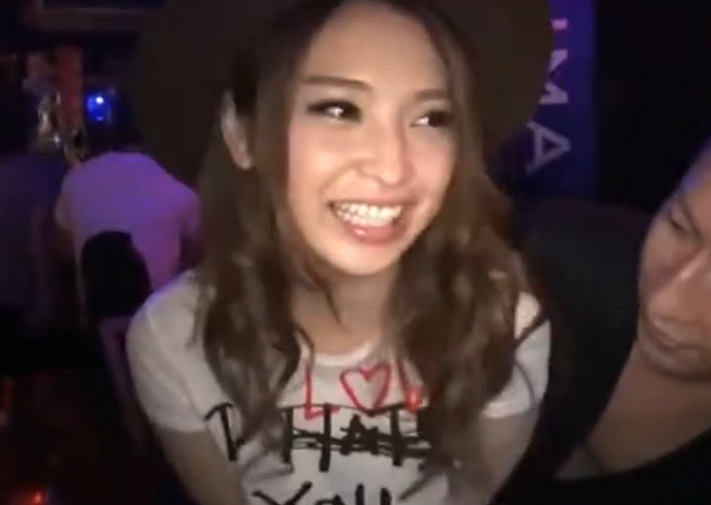 ビッチ系巨乳ギャルが店内で中出し！抵抗ゼロの衝撃エロ動画