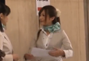 美術館のエレベーターでギャルを襲う！パンスト引きちぎり恥部をいじくる特殊シチュエーションエロ動画