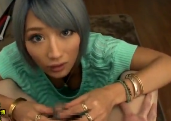 上目づかいで黒ギャルの手コキと官能フェラに悶絶するギャルエロ動画【手コキ】