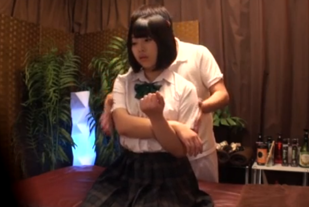 ●【マッサージ】NOと言えない清楚JKギャルが中出しされる濃厚エロ動画