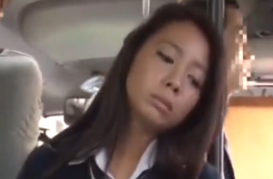 ●【電車内】黒ギャルJKが痴漢に囲まれて絶叫するレイプエロ動画