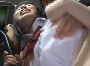 【痴漢ロリ】電車内で痴漢に襲われパイ射レイプされるロリJKギャルエロ動画