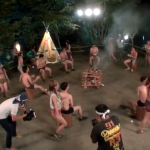 【野外】キャンプ炎に照らされ喘ぐギャルたち！解放的すぎる乱交エロ動画