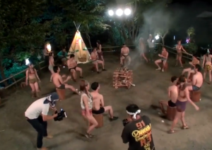 【野外】キャンプ炎に照らされ喘ぐギャルたち！解放的すぎる乱交エロ動画