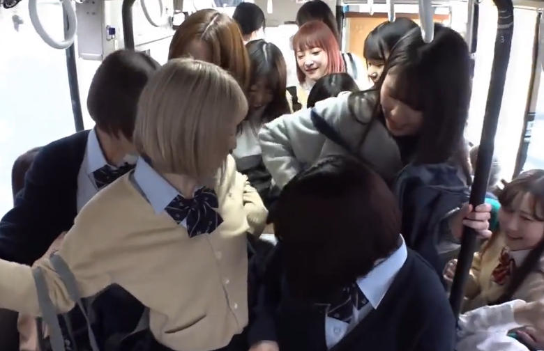 【誘惑】バスで大胆アプローチする痴女JKギャル！男を翻弄する色気爆発エロ動画