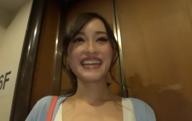 【制服】JKコスのギャル系お姉さんが素人男たちと乱交パコるコスプレエロ動画