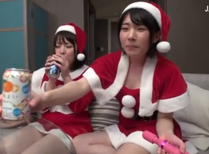 【聖夜】サンタギャル二人がお持ち帰りされ4P乱交するエロ動画