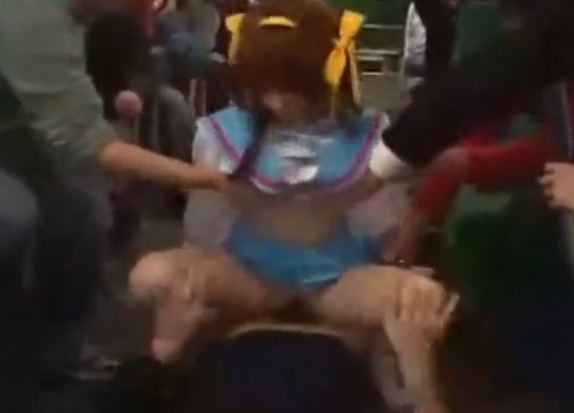 【痴漢】有名アニメ娘コスのミニスカギャルが集団に狙われるエロ動画