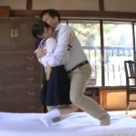 【制服陵】制服姿のままキモおやじに攻められるビッチJKのギャルとエロ動画