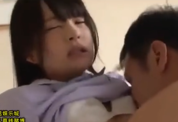 【噴射】控えめバストの制服ギャルが精液まみれで陶酔する顔射系エロ動画