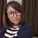 【隠れビッチ】地味に見えるお姉さんが実は超エロい…巨乳手コキ顔射で完全堕ちするエロ動画