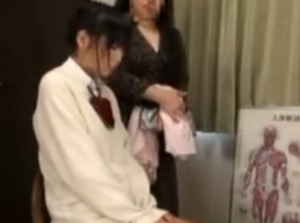 【母近く整体】整体師に奥突き中出しされる巨乳素人JK美少女エロ動画