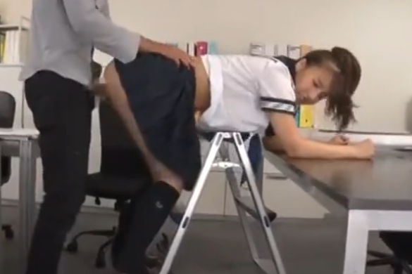 【ノーブラ胸チラ】ノーブラ天使JK胸チラに先生理性崩壊エロ動画