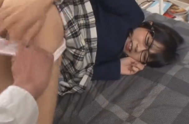 【素股誤挿入】めがねJKの素股から誤挿入腰振りエロ中出しエロ動画