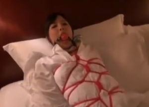 【潮吹き】いいなりロリギャルCAを拘束して噴かせる！ハメ撮りで堕とすエロ動画