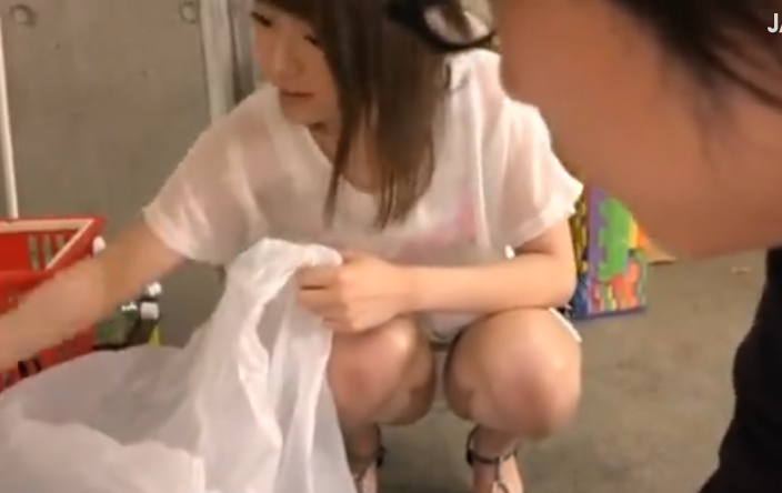 【中出し・痴女・ギャル】近隣住民が胸ちらみせ誘惑発情ビッチにゴム無し射精！エロ動画！