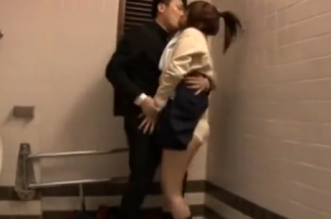 【ギャル、女子校生、痴女、素人、美少女】電車で見かけた女子校生に惚れ告白越え生ハメするエロ動画！