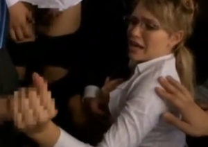 【お姉さん】金髪巨乳外人OLがイエロー共にレイプされる胸糞痴漢のエロ動画！ギャルの被害！