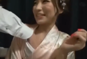 【ハメ撮り】成人式後同窓会で酔った振袖美女の胸に手入れの結果エロ動画！お姉さんギャル乱交素人！