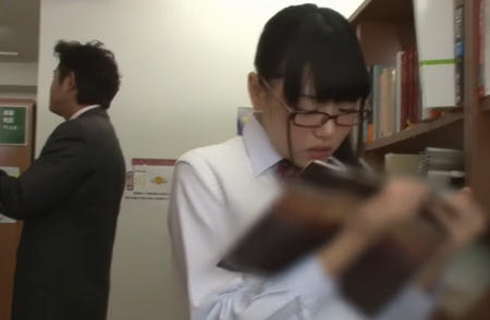 【中出し】大人しい地味メガネ巨乳JK図書館サイレント中出しレイプのエロ動画！ギャル女子校生