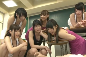 【乱交】痴女パラダイスクラス女子オシッコぶっかけ手コキイキのエロ動画！ギャル女子校生