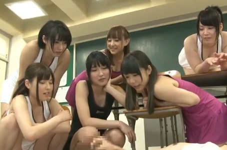 【乱交】痴女パラダイスクラス女子オシッコぶっかけ手コキイキのエロ動画！ギャル女子校生