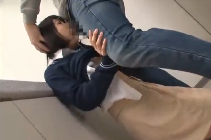 【美少女】某デパートトイレで小柄ギャルがミニコンに悪戯されるエロ動画！